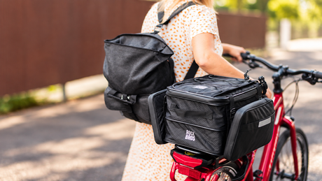 Wasserdichte Fahrradtasche für den Arbeitsweg im Herbst