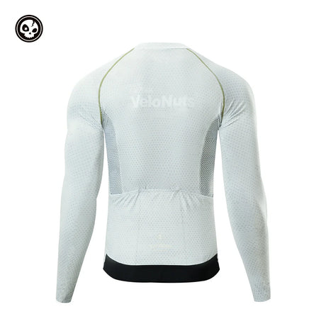 Weißes Langarm-Sportshirt mit Netz-Einsätzen auf weißem Hintergrund