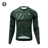Grünes Radtrikot mit Markenlogo auf weißem Hintergrund